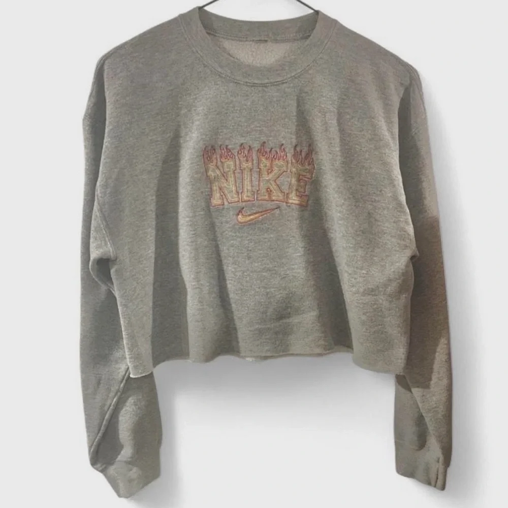 VTG Y2K Nike Embroidered Design Gray Cropped Sweatshirt Size Women’s Medium